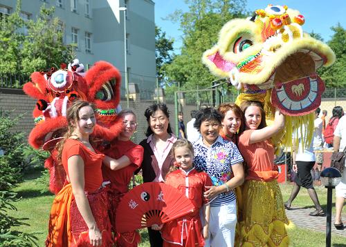 6月13日,在拉脫維亞里加舉行的“中歐青年交流年”活動(dòng)中,中國(guó)駐拉脫維亞使館外交官與表演舞獅的拉脫維亞學(xué)生合影。當(dāng)日,中國(guó)駐拉脫維亞使館在里加舉行“中歐青年交流年”開(kāi)放日活動(dòng)。拉脫維亞教育和科學(xué)部長(zhǎng)布羅克斯、拉脫維亞大學(xué)、斯特拉津什大學(xué)、維澤姆大學(xué)、里加市文化中學(xué)、里加市34中學(xué)和里加市68中學(xué)的學(xué)生及社會(huì)各界代表,中資機(jī)構(gòu)和華人華僑代表等百余中外賓客參加了當(dāng)天的活動(dòng)。新華社記者 郭群 攝