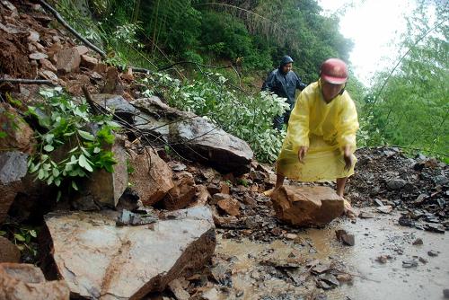 6月14日,當?shù)厝罕娫趽屝薨不帐⌒輰幙h柳家坑村唯一一條通村的道路。新華社發(fā)(黃俊軍 攝)