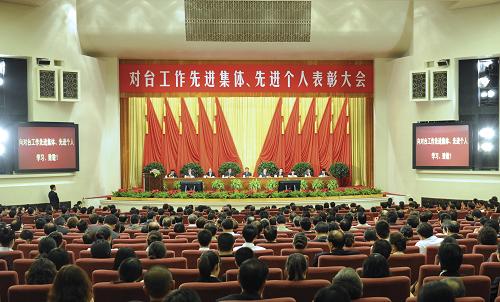 6月27日,對(duì)臺(tái)工作先進(jìn)集體、先進(jìn)個(gè)人表彰大會(huì)在北京人民大會(huì)堂舉行。中共中央政治局常委、全國(guó)政協(xié)主席賈慶林出席會(huì)議,會(huì)見對(duì)臺(tái)工作先進(jìn)集體和先進(jìn)個(gè)人代表并頒獎(jiǎng)。新華社記者 謝環(huán)馳 攝