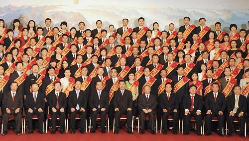 這是大會(huì)開始前,賈慶林同與會(huì)代表合影。 新華社記者 謝環(huán)馳 攝