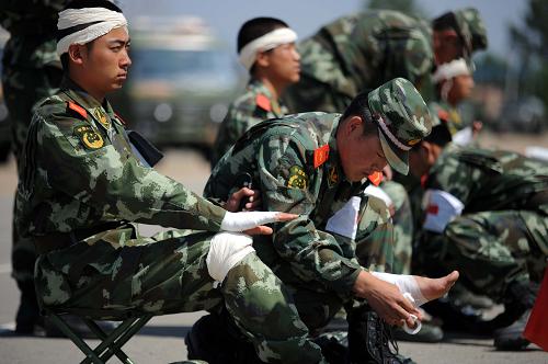 6月28日,武警內(nèi)蒙古森林總隊(duì)大興安嶺支隊(duì)官兵正在進(jìn)行野戰(zhàn)急救比武演練。當(dāng)日,駐守在祖國(guó)北疆內(nèi)蒙古高原上的武警內(nèi)蒙古森林總隊(duì)千余名官兵在呼和浩特某訓(xùn)練場(chǎng)展開(kāi)2011年度大規(guī)模后勤保障應(yīng)急比武演練。針對(duì)撲滅森林草原火災(zāi)和重特大突發(fā)事件快速反應(yīng)、技術(shù)、后勤保障和野戰(zhàn)救護(hù)等課目進(jìn)行專項(xiàng)演練,旨在提高一線官兵應(yīng)對(duì)處置突發(fā)事件的綜合作戰(zhàn)、保障能力。新華社記者 張領(lǐng) 攝