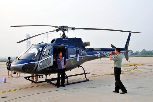 6月28日,一名市民在剛剛降落的直升機旁拍照留念。 新華社發(fā)(鄭永 攝)