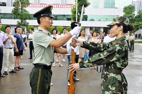 6月28日,福州邊防戰(zhàn)士和角色互換的王麗老師(右)交接執(zhí)勤槍。當(dāng)日,為迎接建黨90周年,福州邊防官兵和福州市第四十中學(xué)的60余名黨員教師開展角色互換體驗活動。教師們身著迷彩服親身體驗邊防戰(zhàn)士執(zhí)勤、站崗等日常工作。教師們也帶官兵回到學(xué)生時代,齊聚課堂學(xué)習(xí)黨史、黨章,回顧黨的光輝歷程和革命先烈的英勇事跡。新華社發(fā)(孫旭暉 攝)