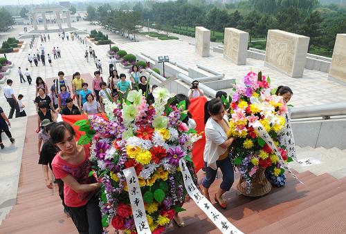 6月28日,一批來自北京的參觀者向李大釗塑像敬獻花籃。“七一”前夕,中國共產(chǎn)黨的主要創(chuàng)始人之一李大釗同志的故鄉(xiāng)——河北省樂亭縣紅色旅游業(yè)持續(xù)升溫。據(jù)李大釗紀念館工作人員介紹,進入6月份以來,位于該縣的李大釗紀念館和李大釗故居已累計接待全國各地游客25萬余人次,其中日最高接待量達3.5萬人次,創(chuàng)歷史同期參觀人數(shù)新紀錄。新華社發(fā)(劉江濤 攝)