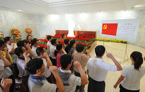 6月28日,一些前來李大釗紀念館參觀的游客在李大釗塑像和黨旗前重溫入黨誓詞。 新華社發(fā)(劉江濤 攝)