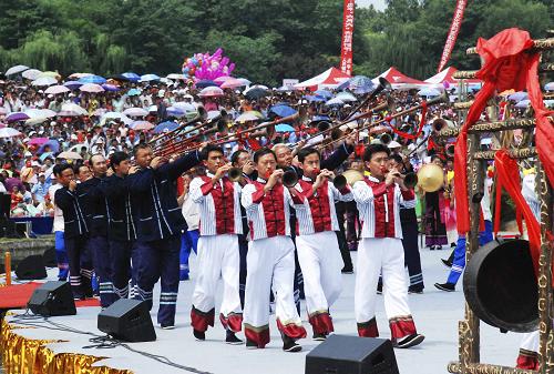 7月6日,布依族村民在貴州貞豐舉行的布依族風情節(jié)活動現(xiàn)場表演婚嫁歌。當日,2011貴州·貞豐“六月六”布依族風情節(jié)在貴州省貞豐縣三岔河生態(tài)廣場開幕。據(jù)悉,為期9天的布依族風情節(jié)活動包括大型布依族歌舞文藝演出、布依族風情、民俗展示和母親文化峰會等。新華社發(fā)(張志勇 攝)