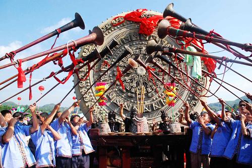 7月6日,布依族村民在貴州貞豐舉行的布依族風情節(jié)活動現(xiàn)場祭銅鼓。新華社發(fā)(張志勇 攝)