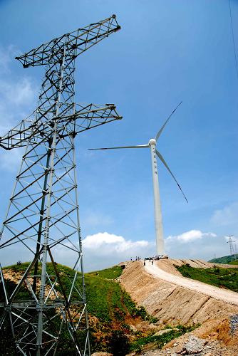7月6日在廣西資源縣金紫山風電場拍攝的已安裝完成的風力發(fā)電機組。新華社發(fā)(朱明洪 攝)
