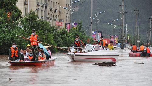 7月6日,巴中市消防官兵轉(zhuǎn)移被困市中心醫(yī)院的病人和群眾。新華社發(fā)(曹雙友攝)