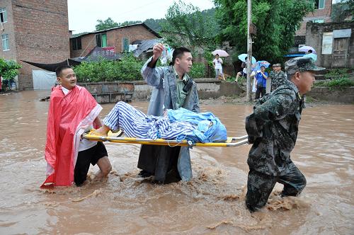 7月6日,巴中市消防官兵轉(zhuǎn)移被困市中心醫(yī)院的病人。新華社發(fā)(曹雙友攝)