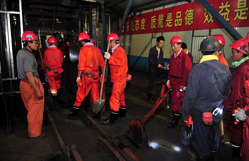 7月7日夜,專業(yè)救援人員準(zhǔn)備下井。新華社記者 范長國 攝