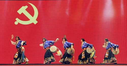 7月18日晚,西藏自治區(qū)慶祝西藏和平解放60周年文藝晚會(huì)《再唱山歌給黨聽(tīng)》在拉薩舉行。這是演出現(xiàn)場(chǎng)。新華社記者 謝環(huán)馳 攝