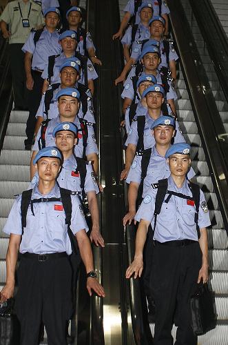 7月26日,在首都國(guó)際機(jī)場(chǎng),我國(guó)第十支赴利比里亞維和警隊(duì)官兵啟程。中國(guó)第十批赴利比里亞維和警隊(duì)由湖南省公安機(jī)關(guān)單獨(dú)組建,有來(lái)自刑偵、禁毒、特警、交警等警種和部門(mén)的17名隊(duì)員組成。新華社發(fā)(王申 攝)