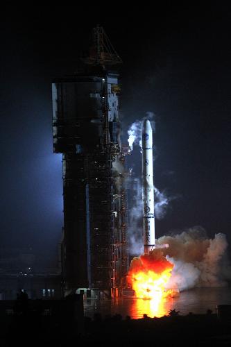 7月27日5時(shí)44分,我國(guó)在西昌衛(wèi)星發(fā)射中心用“長(zhǎng)征三號(hào)甲”運(yùn)載火箭,成功將第九顆北斗導(dǎo)航衛(wèi)星送入太空預(yù)定轉(zhuǎn)移軌道,這是北斗導(dǎo)航系統(tǒng)組網(wǎng)的第四顆傾斜地球同步軌道衛(wèi)星。這次北斗導(dǎo)航衛(wèi)星的成功發(fā)射,標(biāo)志著我國(guó)北斗區(qū)域衛(wèi)星導(dǎo)航系統(tǒng)建設(shè)又邁出了堅(jiān)實(shí)一步。 這是載有衛(wèi)星的“長(zhǎng)征三號(hào)甲”運(yùn)載火箭點(diǎn)火升空(7月27日攝)。新華社記者 金立旺 攝