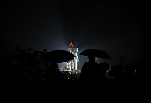 這是人們冒雨觀(guān)看衛(wèi)星發(fā)射(7月27日攝)。新華社記者 金立旺 攝