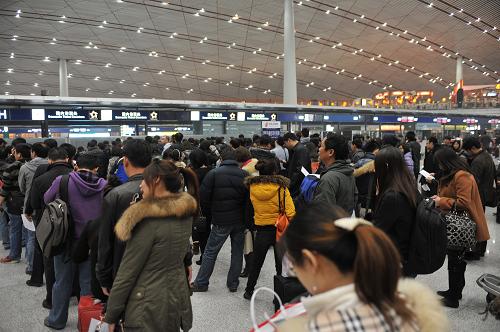 12月4日晚,在首都機(jī)場(chǎng)3號(hào)航站樓,乘客排隊(duì)退、改簽飛機(jī)票。當(dāng)日晚,受大霧影響,首都機(jī)場(chǎng)截至21點(diǎn)30分已延誤滯留1小時(shí)以上航班54架次,出港取消航班82架次。機(jī)場(chǎng)方面啟動(dòng)應(yīng)急預(yù)案,為乘客辦理退票或改簽業(yè)務(wù)。新華社發(fā)(劉長(zhǎng)龍 攝)