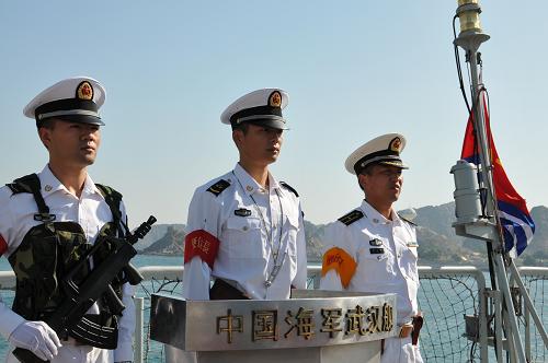 12月4日,中國海軍戰(zhàn)士在??刻K丹卡布斯港碼頭的“武漢”艦上執(zhí)勤。新華社記者 孫磊 攝