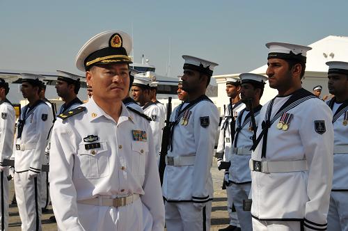 12月4日,中國海軍第九批護航編隊指揮員、南海艦隊副參謀長管建國(左一)檢閱阿曼儀仗隊。新華社記者 孫磊 攝