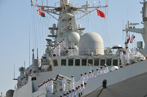 12月4日,??吭谔K丹卡布斯港碼頭的中國“武漢”艦官兵在甲板分區(qū)列隊。新華社記者 孫磊 攝