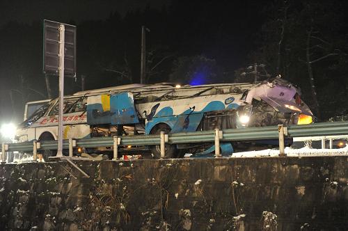 1月5日,事故車輛已經(jīng)被吊起停放在路邊。蘭海高速貴州境內(nèi)貴定縣到福泉市路段4日18時30分左右發(fā)生一起大客車翻車事故,至4日22時,現(xiàn)場救援工作基本結(jié)束,事故已造成16人死亡。新華社記者 劉續(xù) 攝