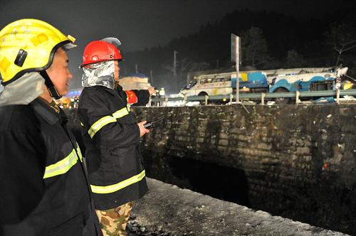 1月5日,消防人員在翻車事故現(xiàn)場組織救援工作。新華社記者 劉續(xù) 攝