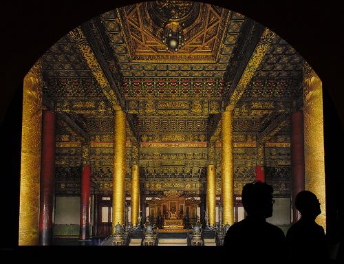 1月4日,觀眾在日本東京國(guó)立博物館舉行的“北京故宮博物院200選”展覽上參觀。為慶祝中日邦交正?;?0周年,“北京故宮博物院200選”展覽于2012年1月2日至2月19日在日本首都東京國(guó)立博物館展出。這200件從北京故宮博物院精選的展出文物包括宋元書(shū)畫(huà)、陶瓷器、青銅器、琺瑯以及清朝宮廷物品等。新華社記者 季春鵬 攝