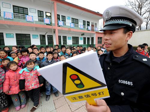 1月4日,山東省棗莊市山亭區(qū)交通民警田傳江在辛召小學(xué)教學(xué)生辨認(rèn)交通標(biāo)識(shí)。當(dāng)日,山東省棗莊市山亭區(qū)辛召小學(xué)邀請(qǐng)當(dāng)?shù)氐南狸?duì)員和交通民警為學(xué)生上安全教育課,向?qū)W生講解安全燃放煙花爆竹、防火、防溺水及交通安全等方面的知識(shí),強(qiáng)化學(xué)生的安全意識(shí),提高自救能力,讓他們快樂(lè)安全地過(guò)寒假。新華社發(fā)(李宗憲 攝)