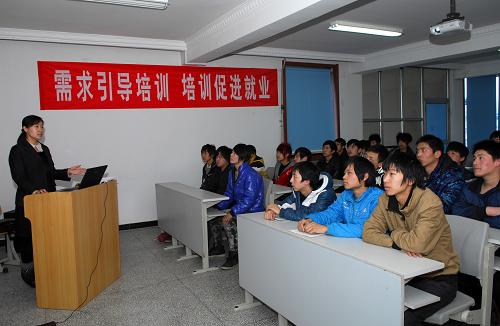2月14日,求職者在接受崗前職業(yè)培訓(xùn)。新華社發(fā)(張超群 攝)
