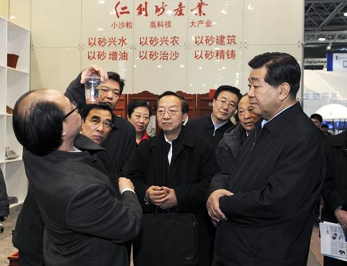 2月14日至15日,中共中央政治局常委、全國(guó)政協(xié)主席賈慶林在北京調(diào)研。這是2月14日,賈慶林在中關(guān)村國(guó)家自主創(chuàng)新示范區(qū)調(diào)研企業(yè)生產(chǎn)和研發(fā)情況。新華社記者 饒愛(ài)民 攝
