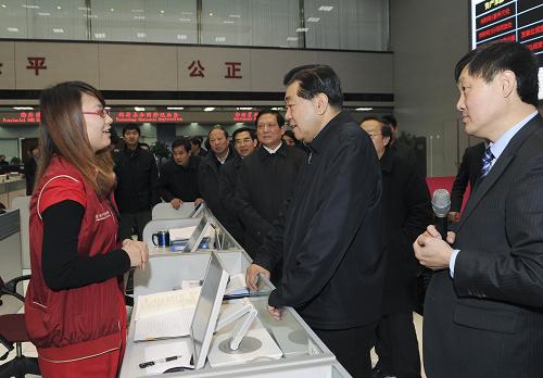 2月14日至15日,中共中央政治局常委、全國(guó)政協(xié)主席賈慶林在北京調(diào)研。這是2月14日,賈慶林在北京產(chǎn)權(quán)交易所調(diào)研。新華社記者 饒愛(ài)民 攝