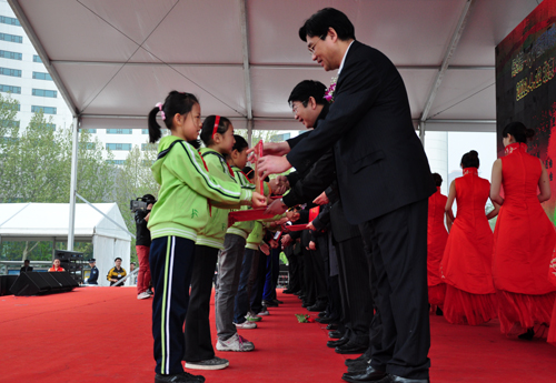 2012年4月22日,以“珍惜地球資源,轉(zhuǎn)變發(fā)展方式——推進(jìn)找礦突破,保障科學(xué)發(fā)展”為主題的第43個世界地球日主會場宣傳活動在北京中華世紀(jì)壇舉行。圖為與會領(lǐng)導(dǎo)為“李四光少年兒童科技獎”獲獎小朋友代表頒發(fā)證書。中國政府網(wǎng) 肖磊濤 攝