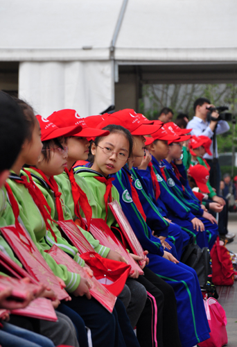 2012年4月22日,以“珍惜地球資源,轉(zhuǎn)變發(fā)展方式——推進(jìn)找礦突破,保障科學(xué)發(fā)展”為主題的第43個世界地球日主會場宣傳活動在北京中華世紀(jì)壇舉行。圖為“李四光少年兒童科技獎”獲獎小朋友。中國政府網(wǎng) 肖磊濤 攝