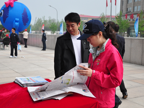 2012年4月22日,以“珍惜地球資源,轉(zhuǎn)變發(fā)展方式——推進找礦突破,保障科學(xué)發(fā)展”為主題的第43個世界地球日主會場宣傳活動在北京中華世紀(jì)壇舉行。圖為社會公眾瀏覽地球日宣傳報紙。中國政府網(wǎng) 肖磊濤 攝