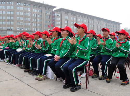 2012年4月22日,以“珍惜地球資源,轉(zhuǎn)變發(fā)展方式——推進找礦突破,保障科學(xué)發(fā)展”為主題的第43個世界地球日主會場宣傳活動在北京中華世紀壇舉行。圖為參加活動的小學(xué)生代表。中國政府網(wǎng) 肖磊濤 攝