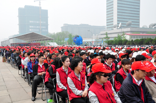 2012年4月22日,以“珍惜地球資源,轉(zhuǎn)變發(fā)展方式——推進找礦突破,保障科學(xué)發(fā)展”為主題的第43個世界地球日主會場宣傳活動在北京中華世紀壇舉行。圖為“找礦突破在行動”媒體基層行活動記者代表。中國政府網(wǎng) 肖磊濤 攝