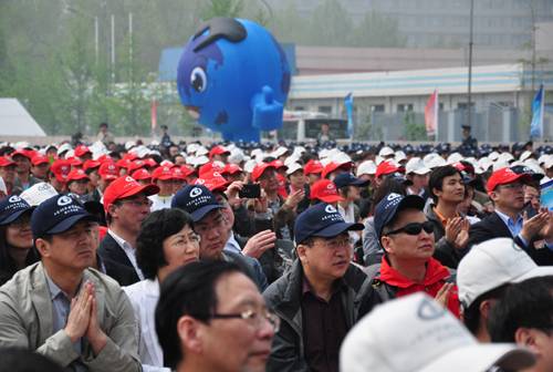 2012年4月22日,以“珍惜地球資源,轉(zhuǎn)變發(fā)展方式——推進找礦突破,保障科學(xué)發(fā)展”為主題的第43個世界地球日主會場宣傳活動在北京中華世紀壇舉行。圖為參加活動的社會公眾代表。中國政府網(wǎng) 肖磊濤 攝