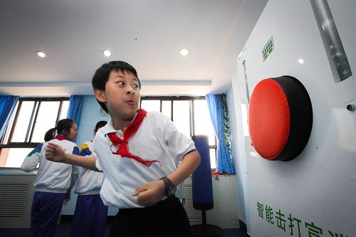 5月8日,一名學(xué)生在使用智能打擊宣泄儀。新華社發(fā)(李想 攝)
