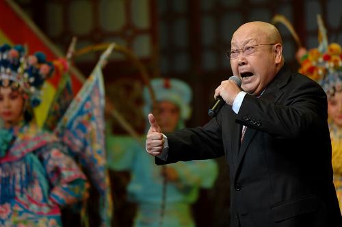 5月8日,尚長榮在延安解放劇院為觀眾演唱京劇《我是中國人》。新華社記者 李一博 攝
