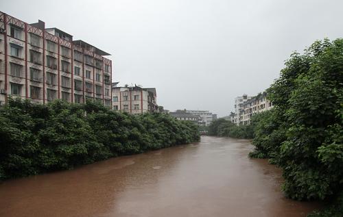 7月22日,四川省長(zhǎng)寧縣城多處被洪水圍困。新華社發(fā)(劉龍泉 攝)