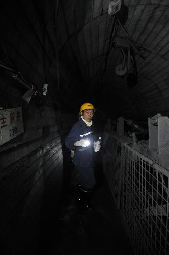 7月27日,救援人員下井救援。新華社記者 歐東衢 攝