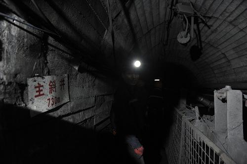 7月27日,救援人員下井救援。新華社記者 歐東衢 攝