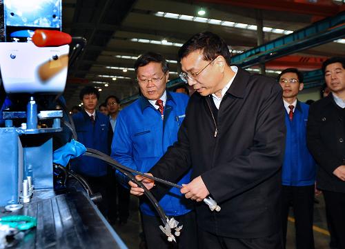 3月29日至31日,中共中央政治局常委、國務院副總理李克強先后來到長沙、韶山、湘潭等地,深入工廠車間、科研機構和居民家庭進行考察調研,與湖南干部群眾共商應對挑戰(zhàn)之策,共謀改革發(fā)展之計。這是3月29日,李克強在山河智能機械公司小型工程機械總裝車間了解企業(yè)生產情況。新華社記者 李濤 攝