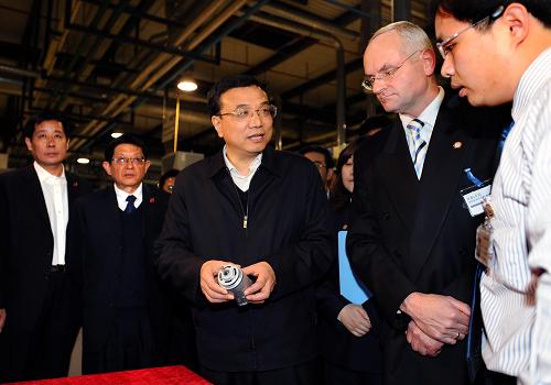 3月29日至31日,中共中央政治局常委、國務院副總理李克強先后來到長沙、韶山、湘潭等地,深入工廠車間、科研機構和居民家庭進行考察調研,與湖南干部群眾共商應對挑戰(zhàn)之策,共謀改革發(fā)展之計。這是3月29日,李克強在博世汽車部件公司車用電機生產車間了解企業(yè)生產情況。新華社記者 李濤 攝