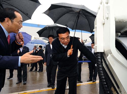 3月29日至31日,中共中央政治局常委、國務院副總理李克強先后來到長沙、韶山、湘潭等地,深入工廠車間、科研機構和居民家庭進行考察調研,與湖南干部群眾共商應對挑戰(zhàn)之策,共謀改革發(fā)展之計。這是3月30日,李克強在中聯(lián)重工科技股份有限公司觀看新下線產品。新華社記者 李濤 攝