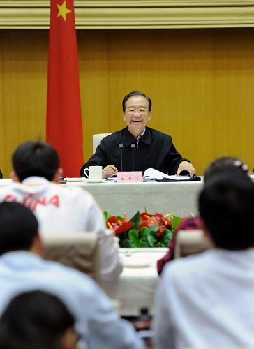 5月3日,中共中央政治局常委、國(guó)務(wù)院總理溫家寶同20位來(lái)自首都各界的青年代表在北京中南海座談,共話青年成才之路。新華社記者 李濤 攝