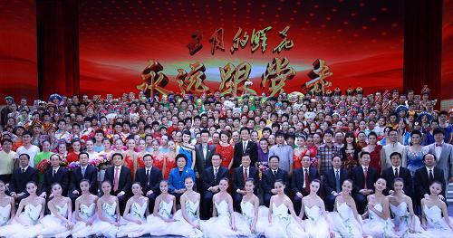5月4日,全國大學(xué)生校園文藝會演《五月的鮮花——永遠(yuǎn)跟黨走》在北京舉行。中共中央政治局常委李長春觀看演出。這是演出結(jié)束后,李長春與大學(xué)生合影。新華社記者 龐興雷 攝