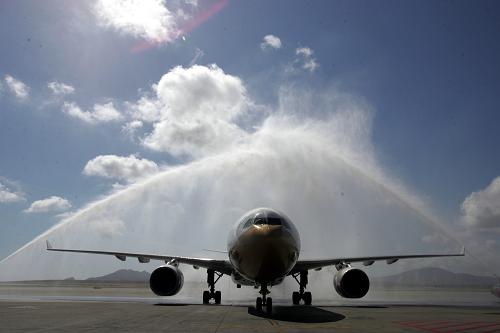 5月18日,希臘雅典機(jī)場(chǎng)為中國(guó)國(guó)際航空公司班機(jī)舉行傳統(tǒng)的“飛機(jī)過(guò)水門”歡迎儀式。一架中國(guó)國(guó)際航空公司班機(jī)當(dāng)天抵達(dá)雅典,標(biāo)志著因經(jīng)濟(jì)危機(jī)而中斷兩年的北京-雅典航班恢復(fù)通航。航班經(jīng)停德國(guó)慕尼黑,每周兩班。新華社發(fā)(馬里奧斯·羅洛斯攝)