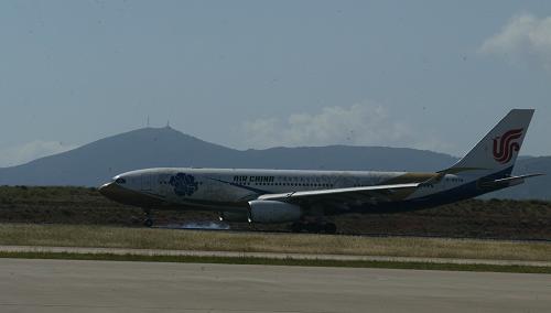 5月18日,一架中國(guó)國(guó)際航空公司班機(jī)抵達(dá)希臘雅典機(jī)場(chǎng),標(biāo)志著因經(jīng)濟(jì)危機(jī)而中斷兩年的北京-雅典航班恢復(fù)通航。航班經(jīng)停德國(guó)慕尼黑,每周兩班。新華社發(fā)(馬里奧斯·羅洛斯攝)
