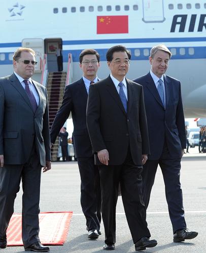 6月15日,中國國家主席胡錦濤乘專機抵達莫斯科,開始對俄羅斯進行國事訪問并出席第十五屆圣彼得堡國際經(jīng)濟論壇。俄羅斯文化部長阿夫杰耶夫到機場迎接。新華社記者 張鐸 攝