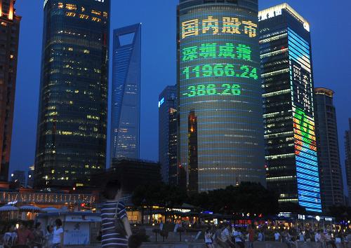 7月25日,上海陸家嘴金融貿(mào)易區(qū)一商務(wù)大樓巨幅顯示屏顯示深證成指資訊。受甬溫線特別重大鐵路交通事故沖擊高鐵概念股、外盤股市走弱等多重利空因素影響,滬深股市在本周首個(gè)交易日大幅下挫,滬指收?qǐng)?bào)2688.75點(diǎn),較前一交易日大跌82.04點(diǎn),跌幅達(dá)到2.96%;深證成指收盤報(bào)11966.24點(diǎn),跌386.26點(diǎn),跌幅高達(dá)3.13%。新華社發(fā)(朱嵐 攝)